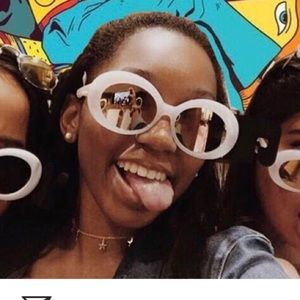 Meet your Posher, Maxine